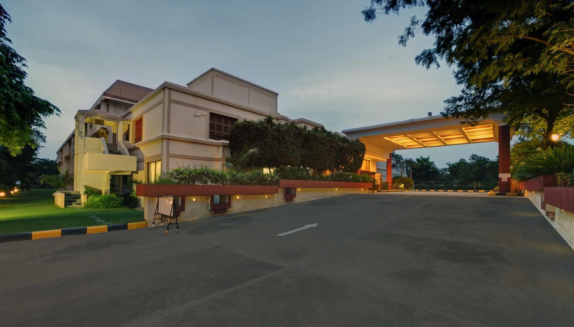 The Ummed Ahmedabad Airport Hotel Exterior photo